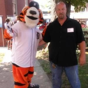 Meet your Posher, Dennis